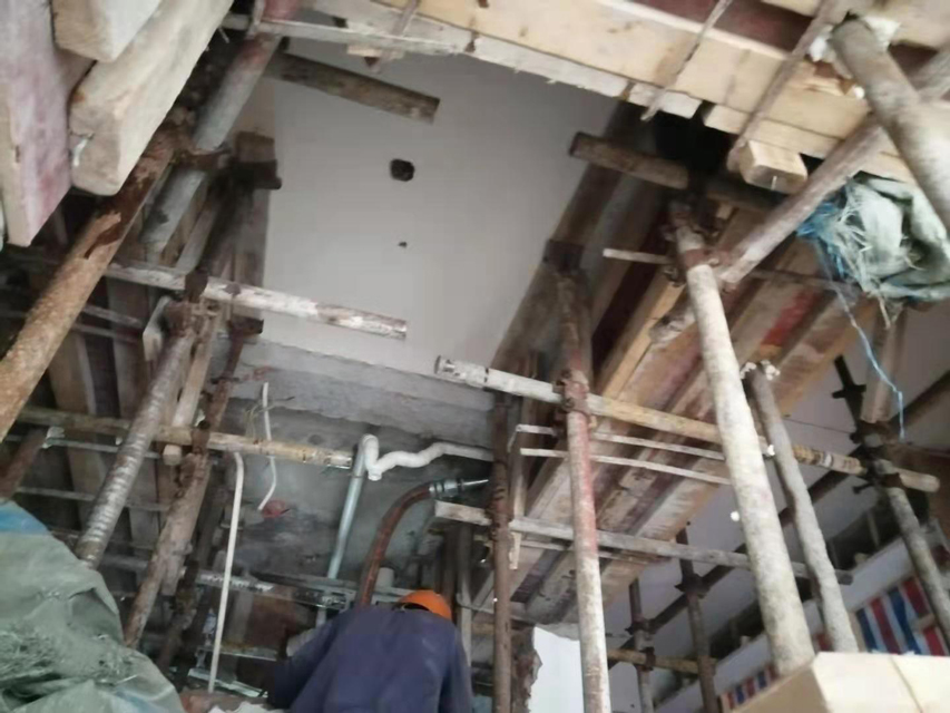 �����ש�������׵������ϣ�